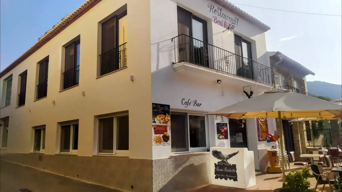 Fachada de Beni-Ruta 66 con la terraza en la plaza