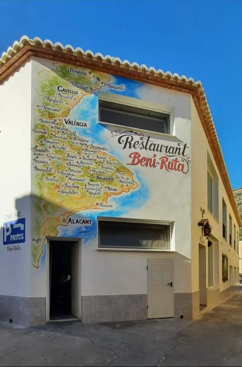 Mural del mapa de los pueblos Beni en la fachada